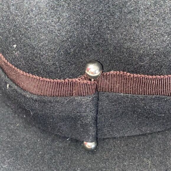 Wide-brimmed hat in black with a red ribbon around Giovanni's head. - Picture 3 of 7